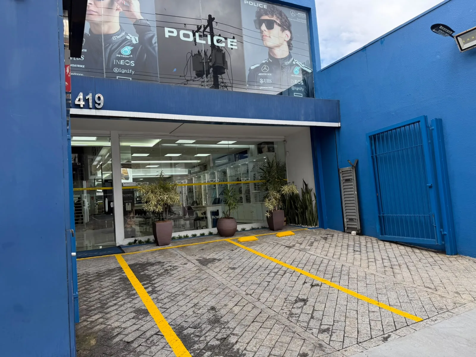 Fachada da Consultoria Óptica Village na Rua Itapura, Tatuapé